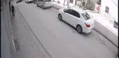 Motosikletin bisikletliye çarptığı kaza kamerada
