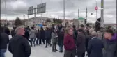 Kavşağa siyah çelenk koyup trafik kazalarını protesto ettiler