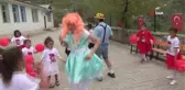 Seyyar tiyatro ekibi köy köy dolaşarak çocukların yüzünü güldürüyor