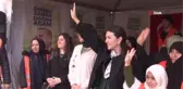 AK Partili kadın aday, seçim kampanyasını kendi kullandığı aracıyla yapıyor