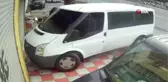 Şişli'de minibüsle soygun girişimi kamerada: Komşu bağırınca apar topar kaçtılar