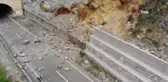Gümüşhane'de meydana gelen heyelanda dev kayalar karayolunu ulaşıma kapattı