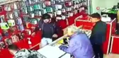 Telefon bataryası elinde patladı, yükselen alevler kameraya böyle yansıdı