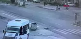 OTOMOBİL İLE HAFİF TİCARİ ARACIN ÇARPIŞTIĞI KAZA KAMERADA; 3 YARALI