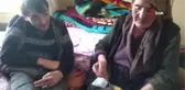 43 yaşındaki bedensel ve zihinsel engelli oğluna bebek gibi bakıyor