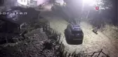 Yiyecek aramak için mahalleye inen ayı kamerada