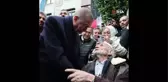 Cumhurbaşkanı Erdoğan, İstanbul mitinginde merdivenleri yürüyerek çıkan Hüseyin Bayraktar ile hatıra fotoğrafı çektirdi