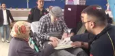 87 yaşındaki Mustafa amca oy kullanmaya ambulansla geldi