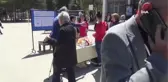 Oy kullanmaya gelen anneler sürprizle karşılaştı