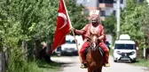 Oyunu kullanmaya yeniçeri kıyafeti ve atla geldi
