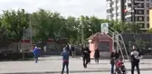 Vatandaşlar oy kullanmak için okulların yolunu tuttu