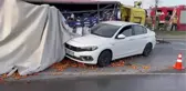 Başakşehir'de kontrolden çıkan tır otomobilin üzerine devrildi: 2 yaralı