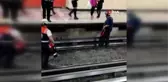 Raylara giren tavuk metro seferlerini aksattı