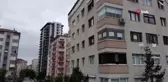 Evden çıkarılan kiracıdan ilginç protesto: Ev sahibiyle anlaşamadı, derdini astığı kağıtlarla anlattı