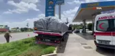 Akaryakıt istasyonuna dalan tır park halindeki araca çarparak durabildi