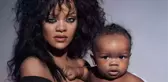 Rihanna, hamileyken çekilen üstsüz fotoğraflarını paylaştı