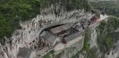 Çin'in Uçurum Kenarındaki Jindeng Tapınağı Mağaraları Ziyaretçilerini Büyülüyor