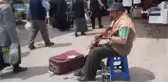 66 yaşındaki Coşkun Dinar'ın tek sokak müzisyeni