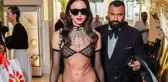 Cesaretiyle hayran bırakan Irina Shayk, Cannes Film Festivali'ne iç çamaşırlı kombiniyle geldi