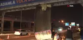 Eyüpsultan'da Hafriyat Kamyonu Üst Geçide Çarptı