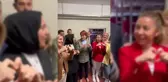 Meral Akşener, AKP'den ayrılan bir kadınla sohbet etti