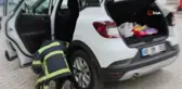 Otomobiline sıkışan yavru kediyi sahiplendi