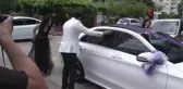 Düğünleri seçimle çakıştı, gelinlik ve damatlıkla oy kullanmaya geldiler