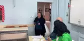 Gelin ve damat düğünden önce oy kullanmak için sandık başına gitti