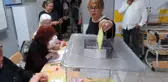 Oy kullanan Sezen Aksu mührü bırakmayı unuttu, görevliler devreye girdi