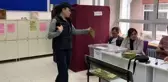 Oyunu kullanan Demet Akbağ'dan basın mensuplarına sinirlenen kadına tepki: Antipatiksiniz, yazık