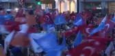 Binlerce kişi AK Parti Eskişehir İl Başkanlığı önünde zafer kutlaması yaptı