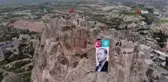 Dünyanın en büyük doğal gökdelenine Recep Tayyip Erdoğan posteri asıldı