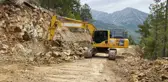 Antalya Büyükşehir Belediyesi Gündoğmuş ilçesi Pembelik Mahallesi grup yolunda genişletme çalışması yapıyor