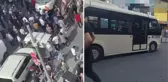 Elinde sopayla halk otobüsüne saldıran minibüs şoförü, öfkeli kalabalık tarafından linç edildi