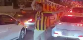 Kafa karışıklığında son nokta! Fenerbahçeli taraftar, Galatasaray'ın şampiyonluğunu kutladı