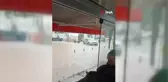 Sele kahvehanede yakalandılar, masa ve sandalyelerin üzerine çıktılar