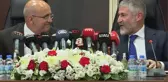Bakanlığı devreden Nebati, Mehmet Şimşek'e bakarak 