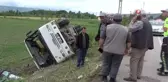 Tarlaya uçan midibüs de kimse yaralanmadı