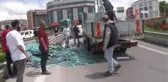Maltepe'de kamyonet yan yattı, camlar yola savruldu