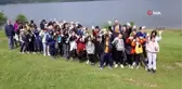 Abant Gölü'ne depremzede 11 ilin isminin bulunduğu çelenk bırakıldı