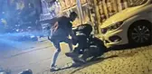 Kornaya basma tartışması kanlı bitti! Kardeşini yaralayan genci yere yatırıp defalarca bıçakladı
