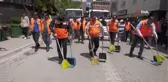 Esenyurt Belediye Başkanı Bozkurt, farkındalık için sokakları süpürdü
