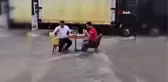 Seli umursamadılar, masa kurup döner yediler