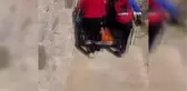 Van Kalesi'nden düşen gencin ayağı kırıldı