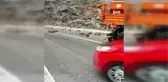 Ekmek yüklü minibüse dağdan kopan kayalar çarptı