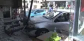 Maltepe'de Kontrolden Çıkan Otomobil Dondurma Dükkanına Daldı