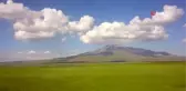 Bahar çiçekleriyle renklenen Sütey Yaylası ve Süphan Dağı hayranlık uyandırıyor