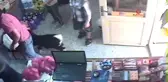 Market alışverişinde sahibine eşlik eden yavru keçi gülümsetti