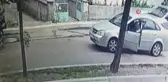 Motokuryeye Sopayla Saldıran Sürücü Kameralara Yakalandı