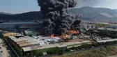 Manisa'da geri dönüşüm tesisinde yangın! Dumanlar gökyüzünü kapladı, çevre illerde ekipler de bölgede